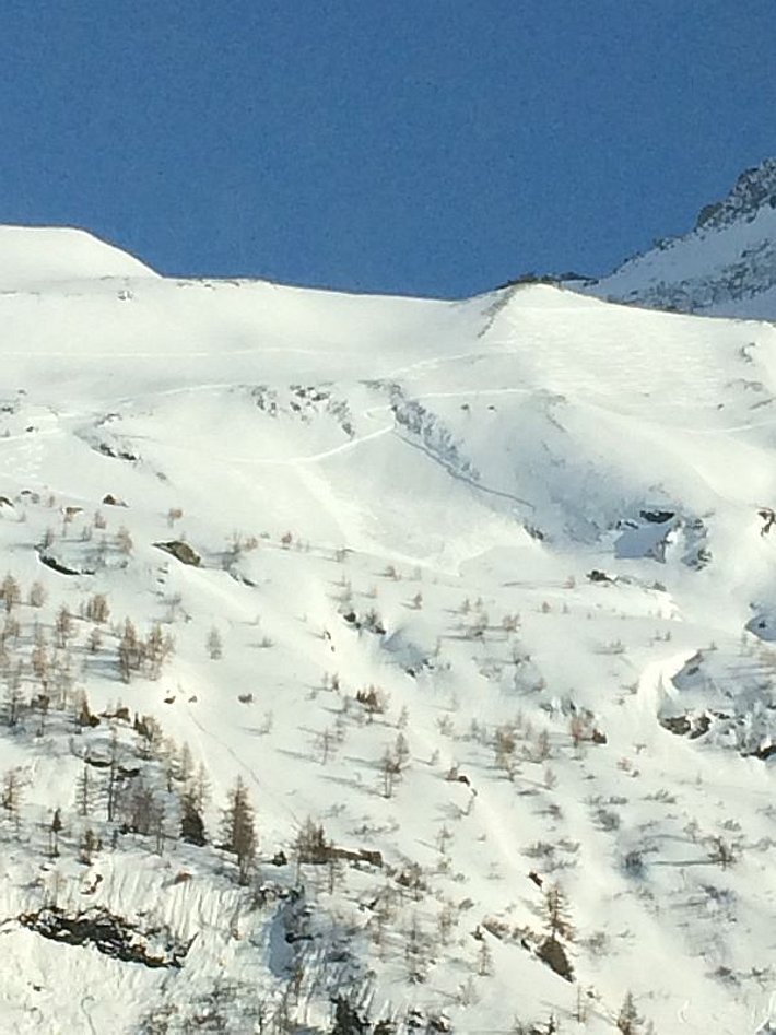 Lawinenauslösung durch einen Skitourenfahrer im nördlichen Simpongebiet, VS. Der Skitourenfahrer wurde von der Lawine nicht erfasst. Nordwesthang, 2200 m (Foto: S. Zenklusen, 03.04.2017).