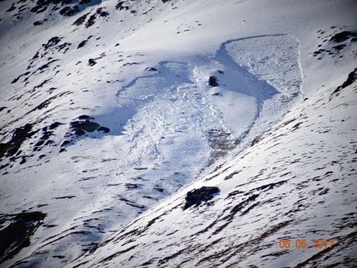 Kaum Schnee, aber trotzdem Schneebrettlawinen, und das erst noch südseitig. Zeugen des schwachen Schneedeckenaufbaus im Val d'Urezza, Zernez, GR (Foto: A. Möckli, 06.05.2017).
