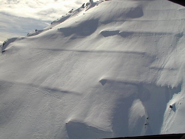 Abb. 2: Randvoll - überschneite Stützverbauungen bei Landarenca im Calancatal/GR (Foto: Sven Fehler, 15.3.2001).