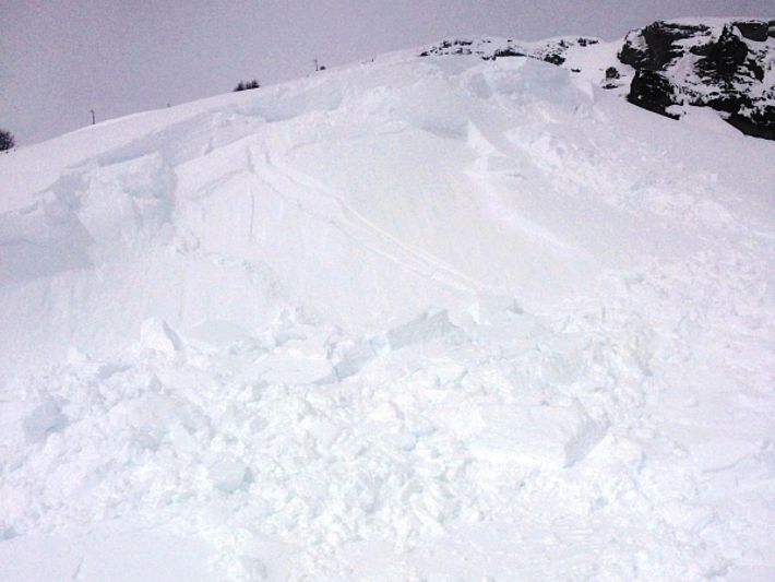 La neige fraiche et le vent a formées nombreuses corniches et accumulations fragiles dans le Valais (photo: V. Bettler, 02.03.2017).