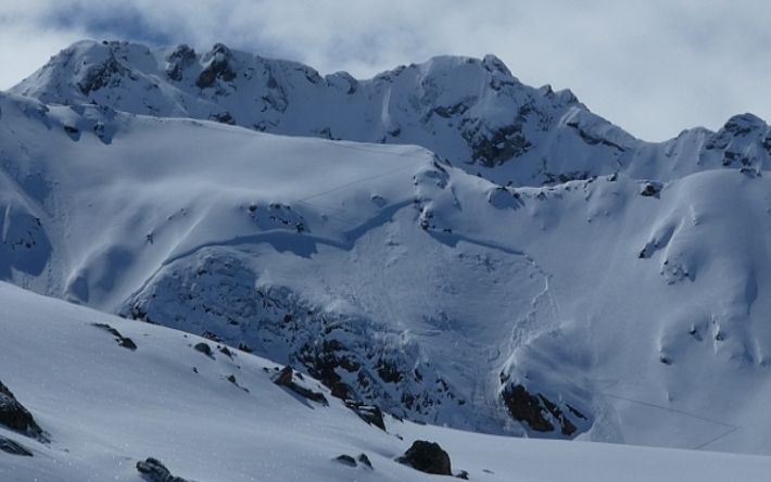 Ein Einzelgänger stieg über den sehr steilen Nordhang zur 2785 m hohen Winterlücke beim Flüela Wisshorn auf (Davos, GR). Als er oben war, löste sich unter ihm die Schneebrettlawine (Foto: L. Eberhard, 05.05.2017).