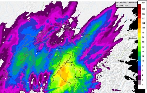Abb. 5: Radarmessung des in den letzten 48 Stunden gefallenen Niederschlags am Donnerstagmittag, 23.03.2017. Daten von MeteoSchweiz; Screenshot von GIN, der Informationsplattform für Naturgefahren-Fachleute von Bund, Kantonen und Gemeinden. Im westlichen Tessin waren bisher 70 bis 100 mm Regen gefallen, lokal auch mehr. Dies entspricht oberhalb von etwa 2200 Metern Höhe 70 bis 100 cm Schnee.