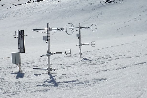 Ultrasonic Anemometer zur Messung der atmosphärischen Turbulenz und des turbulenten Wärmetransportes (Foto: Archiv SLF). 
