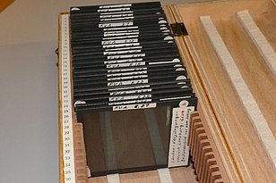 Eine Holzkiste mit Glas-Dias im Format 8,5 x 10 cm