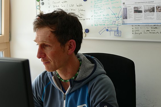 Zurück in Davos: Techniker Matthias Jaggi sitzt nach mehreren Monaten in der Antarktis wieder an seinem Schreibtisch im ersten Stock des SLF. (Foto: Jochen Bettzieche / SLF)