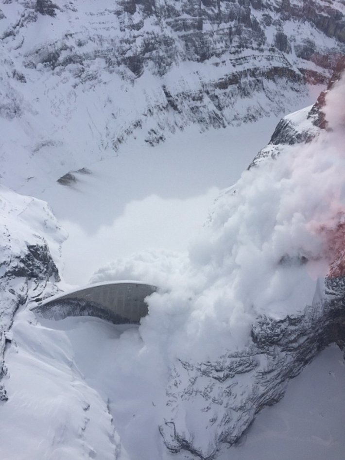 Künstlich ausgelöste Lawine im Limmerental (Glarus Süd, GL), die vom Selbsanft (2949 m) auf die Staumauer des Limmerensees hinunter stob (Foto: R. Stüssi, 08.03.2017).