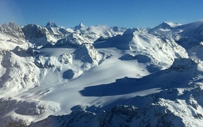 Am Samstag war der Himmel auch in den Walliser Alpen wolkenlos. Lange Schatten auf der Grand Désert und dem Glacier de Prafleuri. Im Vordergrund die Rosablanche (3336 m, Bagnes, VS) und die 4000er des Alpenhauptkammes im Hintergrund (Foto: B. Gallera, 08.01.2017).