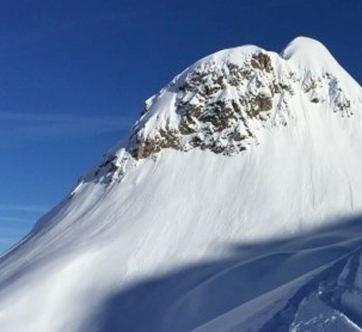...wie der schneereiche Vorgipfel (2592 m) des Poncione Val Piana zeigte (Foto: M. Wooldoor, 16.12.2016).
