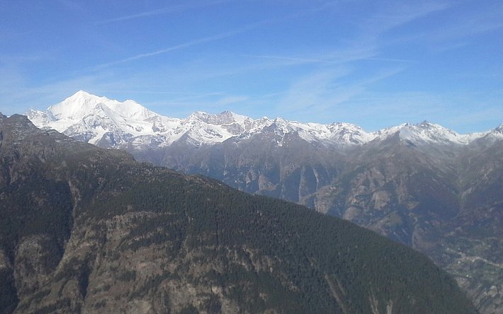Abb. 1: Am 13.8. lag im Wallis vorübergehend Schnee bis auf 2600 m. Danach schmolz dieser rasch wieder weg. Blick von Gspon zum 4506 m hohen Weisshorn, Randa, VS (Foto: P. Schneiter, 13.08.2017).
