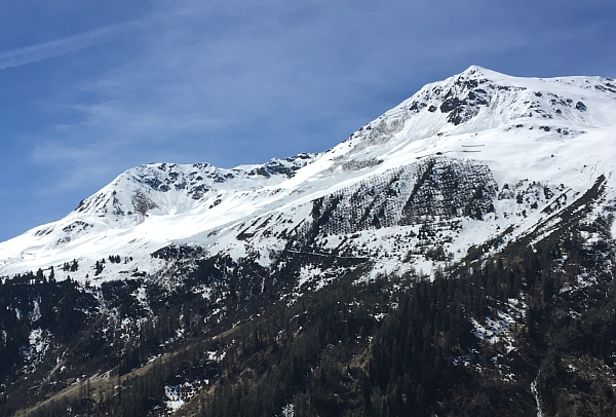 Abb. 4: Nasse Rutsche und eine mittlere, nasse Bodenlawine an den Nordosthängen im Gebiet des Jatzhorns (Davos, GR) auf rund 2500 m (Foto: SLF/B. Zweifel, 16.05.2017).
