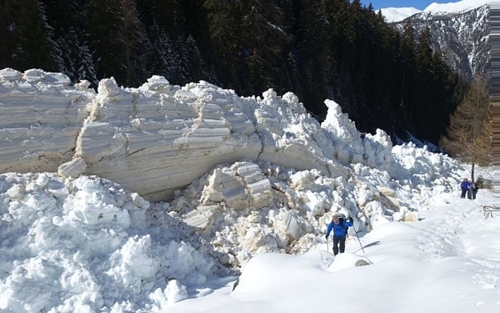 Eindrucksvolle Lawinenablagerungen im Bereich des Holzmeistobels (Davos, GR) liessen die vorbeigehenden Menschen klein aussehen. Die Lawinen gingen am Donnerstag, 09.03. spontan ab (Foto: A. Kiser, 10.03.2017).