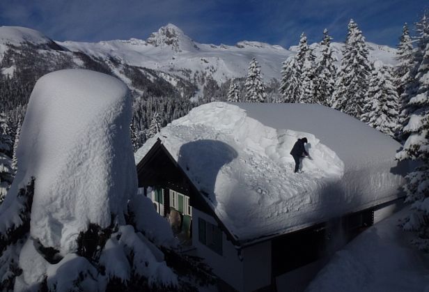 Abb. 1: Von Dezember bis Februar schneite es am Alpensüdhang häufig und zum Teil intensiv. An mehreren Tagen wurden neue Schneehöhen-Tagesrekorde gemessen, wie zum Beispiel in San Bernardino, GR auf rund 1600 m (Foto: G. Kappenberger, 08.02.2014).
