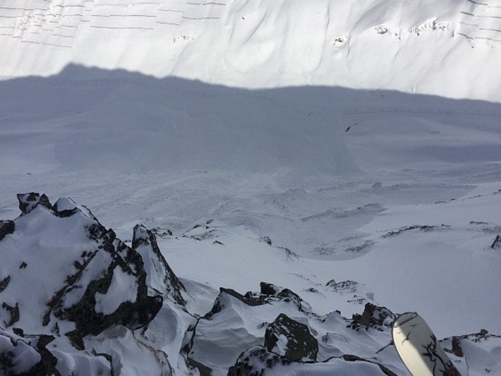 Gesprengte Lawine am Pazolastock (Andermatt, UR), welche auf 2390 m in einem steilen Nordwesthang anriss und die Bahntrasse beschädigte. Sie wies eine ungefähre Anrissbreite von 400 m und eine Länge von ca. 1000 m auf (Foto: M. Kreiliger, 08.03.2017).
