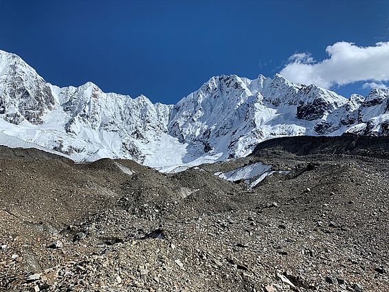 Viele Gletscher in der Region weisen steile Stirnwände und Oberflächenschutt auf, weshalb herkömmliche Gletschermodelle nicht gut auf sie anwendbar sind. "24K Glacier" in den Kangri Karpo Bergen im südöstlichen Tibetischen Plateau, Oktober 2019. (Foto: Marin Kneib)