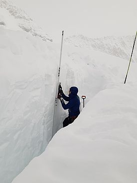 SLF-Schneephysiker Lars Mewes erstellt bei schlechter Sicht ein Schneeprofil. (Foto: Lars Mewes / SLF)