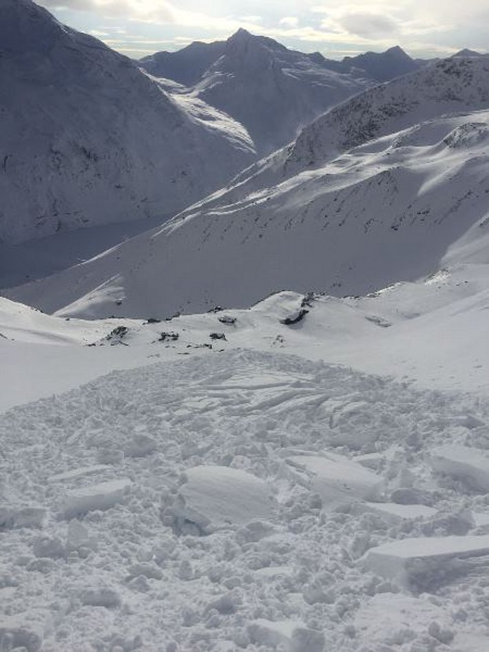 Diese Lawine wurde in einem Südosthang auf ca. 2900 m (Saas-Almagell, VS) von Personen ausgelöst, erfasst wurde zum Glück niemand (Foto: G. Voide, 07.02.2017).