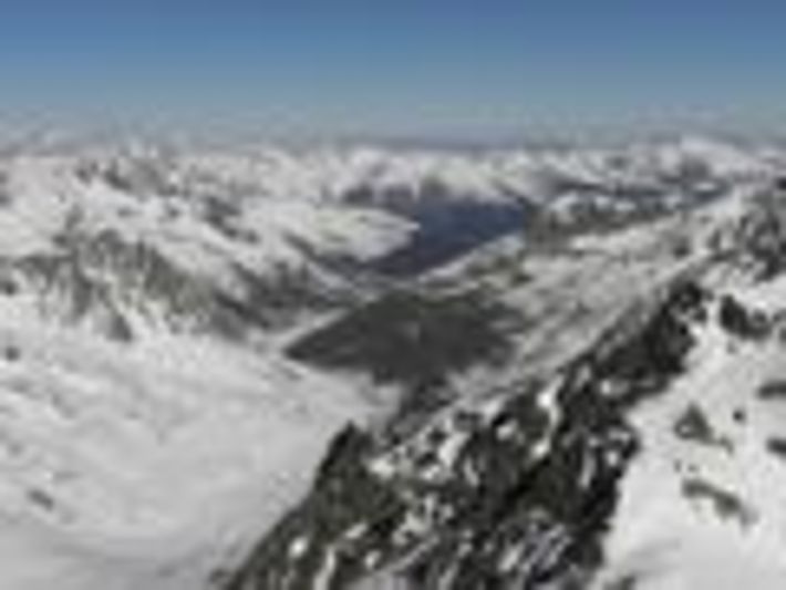 Blick vom Chüealphorn (3077 m, Davos, GR) nach Nordwesten ins Chüealp- und Sertigtal. Steile Osthänge war bis etwa 2200 m, steile Süd- bis Südwesthänge bis 2400 m ausgeapert (Foto: SLF/Th. Stucki).