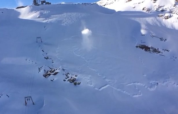 Abb. 8. Auch im südlichen Wallis wurden am Freitag, 10.03. sehr erfolgreich Lawinen gesprengt. Stellvertretend dafür diese eindrückliche Lawine auf 3200 m am Nordhang der Roten Nase (Zermatt, VS). Von dieser Sprengung gibt es auch ein tolles Video (Foto und Video: B. Mooser, 10.03.2017).