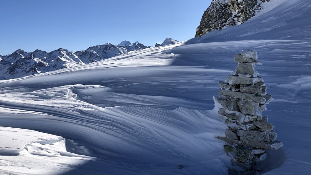 A diverses reprises, un peu de neige fraîche dans le nord – problème lié à la neige ancienne surtout dans certaines parties des Grisons