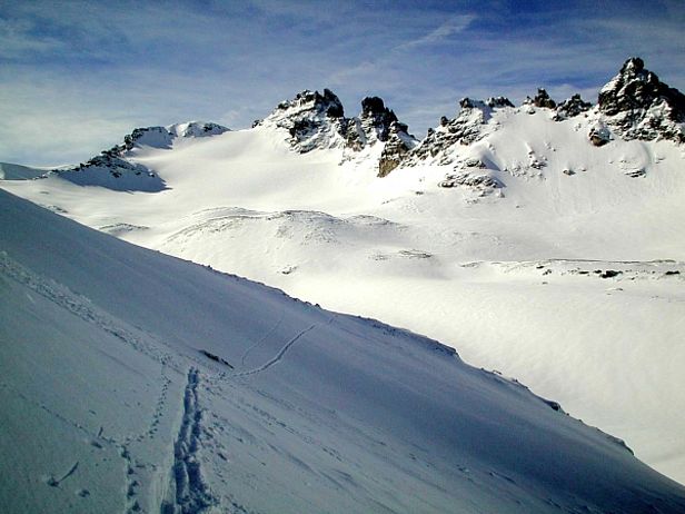 Abb. 24: Pizol und Graue Hörner/SG. Die IMIS Station Taminatal, Wildsee, 2460 m, steht am rechten Bildrand. Für den 6. März liegt hier eher wenig Schnee, nämlich 170 cm (Foto: SLF / T.Wiesinger).