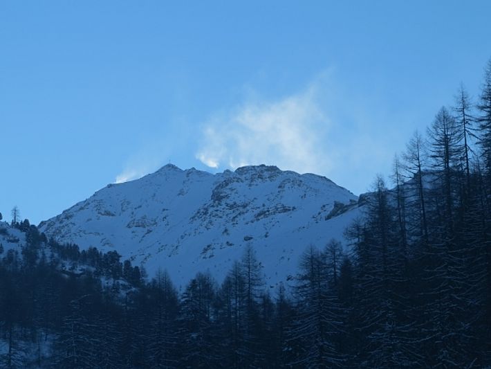 Durch die Bise wurde der lockere Neuschnee stark verfrachtet, wie die Windfahnen am Chrachenhorn (2891 m, Davos, GR) sehr schön veranschaulichten (Foto: SLF/E. Hafner, 18.01.2017).