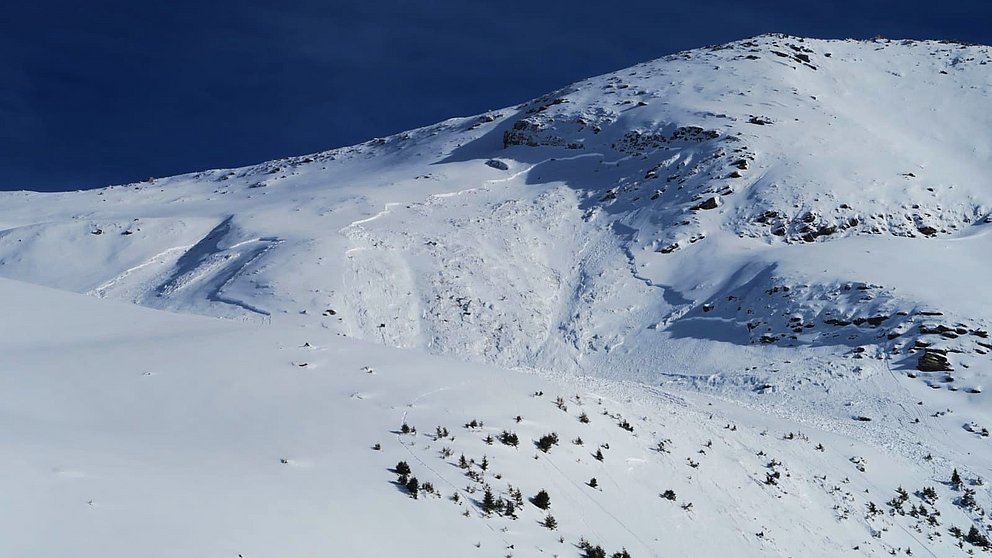Le calme après la tempête: Dans l’ouest, persistance d’une situation critique liée à la neige ancienne; dans l’est, conditions idéales pour les randonnées
