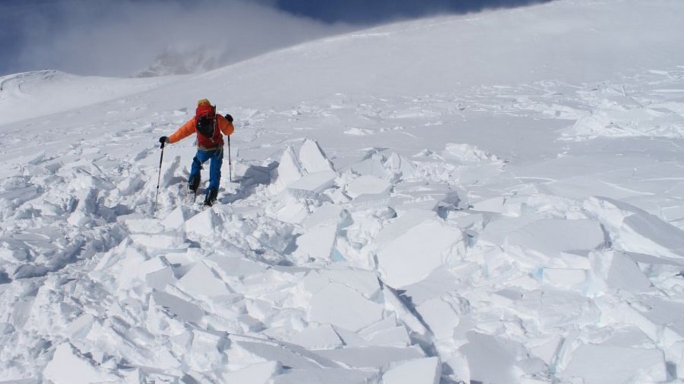 Beaucoup de neige fraîche et de neige soufflée sur une surface fragile de neige ancienne