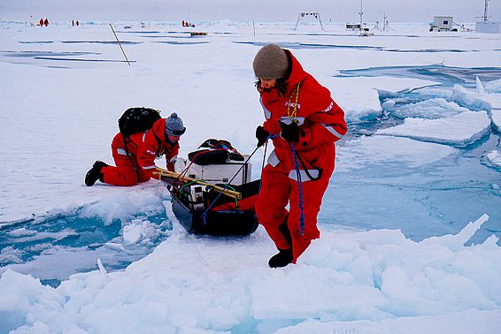 SLF-Forscherin Ruzica Dadic (l.) und ihre Kollegin Henna-Reetta Hannula vom Finnischen Meteorologischen Institut in der Arktis. (Foto: Julia Wenzel /AWI / MOSAiC)