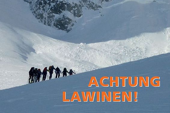 Foto des Flyers: Ein Gruppe ist im winterlichen Gelände unterwegs, darüber ist in oranger Schrift der Titel geschrieben.