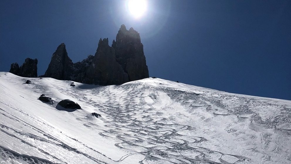 Conditions printanières parfaites, puis fortes chutes de neige et fort danger d’avalanche