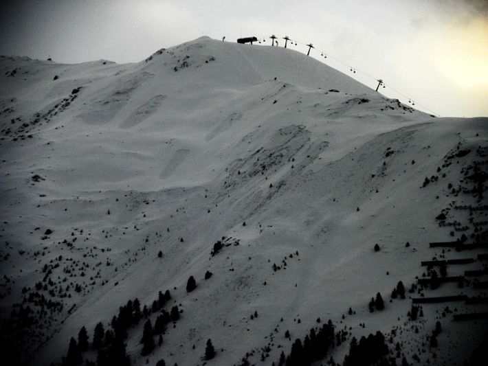 Spontan abgegangene Schneebrettlawinen an der Nordostseite des Brämabüels (2491 m, Davos, GR). Die Lawinen rissen im schwachen Altschneefundament an (Foto: SLF/Th. Stucki, 15.01.2017).