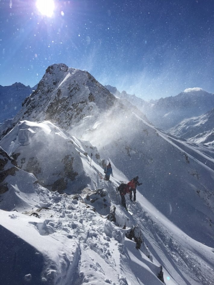 Le vent a déplacé de neige dans le Col du Bel Oiseau (2559 m, Salvan, VS; Photo: J.-L. Lugon, 17.01.2017).