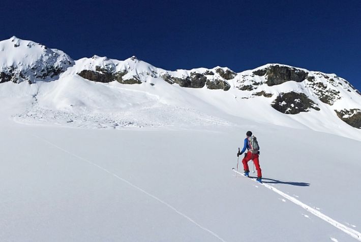 Spontane Schneebrettlawine in der Nordflanke des 3020 m hohen Gletscher Ducan, Davos, GR. Ein Schneeprofil zeigte, dass die Schwachschicht in den Hängen daneben noch immer vorhanden war. Verzicht war angebracht (Foto: SLF/J. Trachsel, 10.05.20