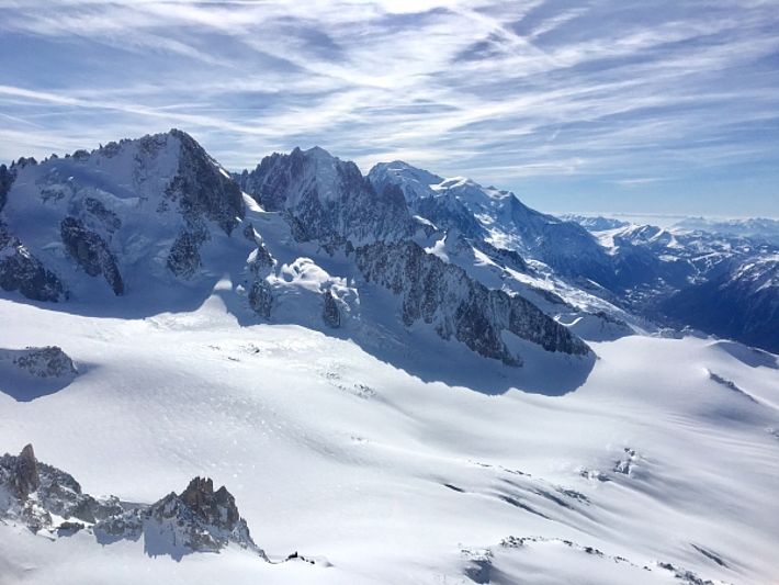 Vue à proximité du Col Supérieur du Tour (3287 m, Trient, VS) vers la France, de gauche à droite: Aiguille du Chardonnet (3824 m), Aiguille Verte (4122 m) et le Mont Blanc (4808 m).