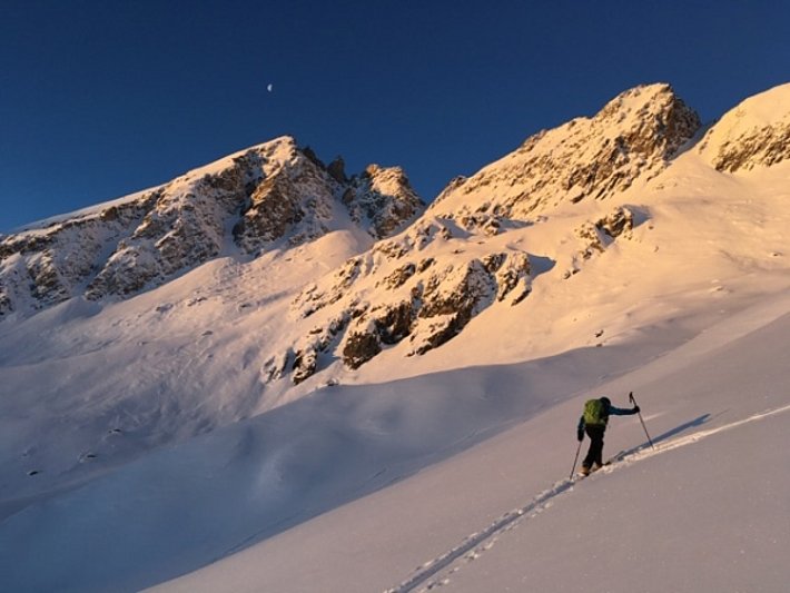 Morgenstimmung im Aletschgebiet, im Hintergrund das Hofathorn (2844 m, Naters, VS; Foto: P. Schwitter, 19.01.2017).