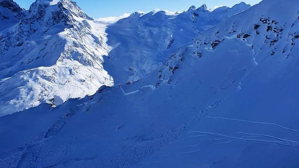 Beaucoup de neige fraîche et des couches fragiles marquées: dans certaines régions, un « fort danger d’avalanche » et des conditions délicates en dehors des pistes