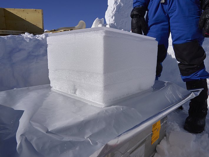 On this snow block you can clearly see the individual layers before metamorphism, at the beginning of the experiment. The block is ready to be packed. At the end of the experiment, this block will be unpacked again and hopefully we will see a change in the layers (snow microstructure). (Photo: Matthias Jaggi / SLF)