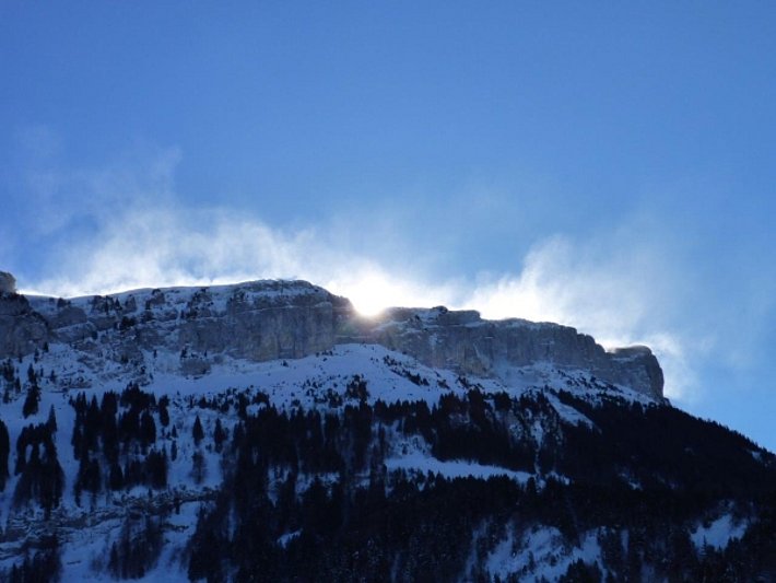 Auch im Appenzellerland, wie hier an der Stauberenkanzel (1952 m, SG) wurde der Schnee stark vom Südwind verfrachtet (Foto: P. Diener, 22.01.2017).