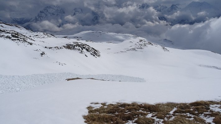 Die Ablagerung der Lawine am Minschun Pitschen (Scoul, GR) reichte weit ins Flache hinaus (Foto: S. Matt, 22.03.2017).