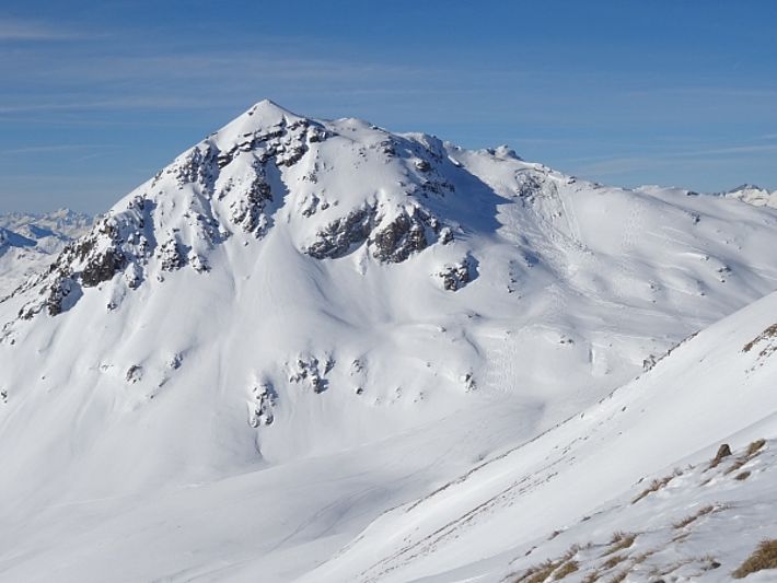 Auch am steilen Osthang der Mederger Flue (auf 2620 m, Davos, GR), die ein beliebtes Tourenziel war, löste sich eine Lawine. Es handelte sich wahrscheinlich um eine Fernauslösung. (Foto: K. Suler, 24.01.2017).