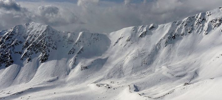 In der Nacht von Freitag auf Samstag, 04.03. lösten sich diese geringmächtigen Schneebrettlawinen kammnah, in dem Nordosthang zwischen Chummerhüreli und Schwarzhorn (ca. 2550 m, Davos, GR). Die Schneeoberfläche war bereits stark vom Wind gezeichnet (Foto: SLF/F. Techel).
