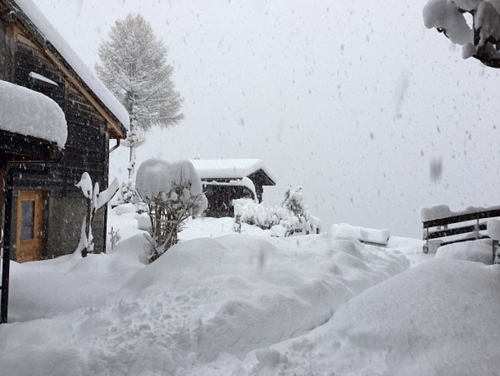 Enfin, la neige est venue! 50 cm de neige fraîche atteignaient la ville Finhaut (VS; photo: J.-L. Lugon, 07.03.2017).