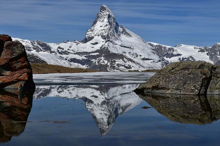 Das Matterhorn (4478 m, Zermatt, VS) spiegelte sich am Samstag, 24.06. wunderschön im östlich gelegenen Stellisee (Foto: B. Jelk).