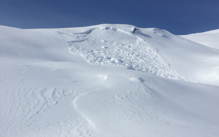 Kleine Triebschneepakete waren auch in dieser Berichtsperiode störanfällig. Hier im Bereich der Alp Tscheurig im Safiental (GR) an einem Osthang auf 2300 m (Foto: A. Steingruber, 09.02.2017).