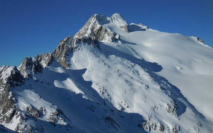 Durch den starken Nordostwind entstanden bereits in der Vorwoche, am 17. und 18. Januar an der Westflanke des Oberalpstocks 3328 m (Silenen, UR) teils mächtige Triebschneeansammlungen. Der Himmel präsentierte sich meist wolkenlos (Foto: SLF/L. Dürr, 20.01.2017).