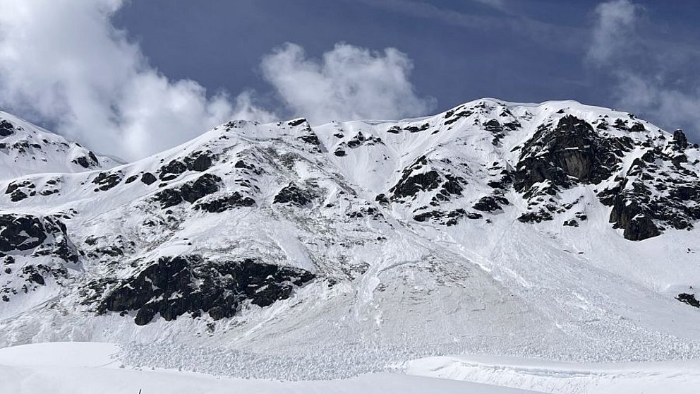 Avec la pluie et la douceur du temps, nombreuses grandes avalanches
