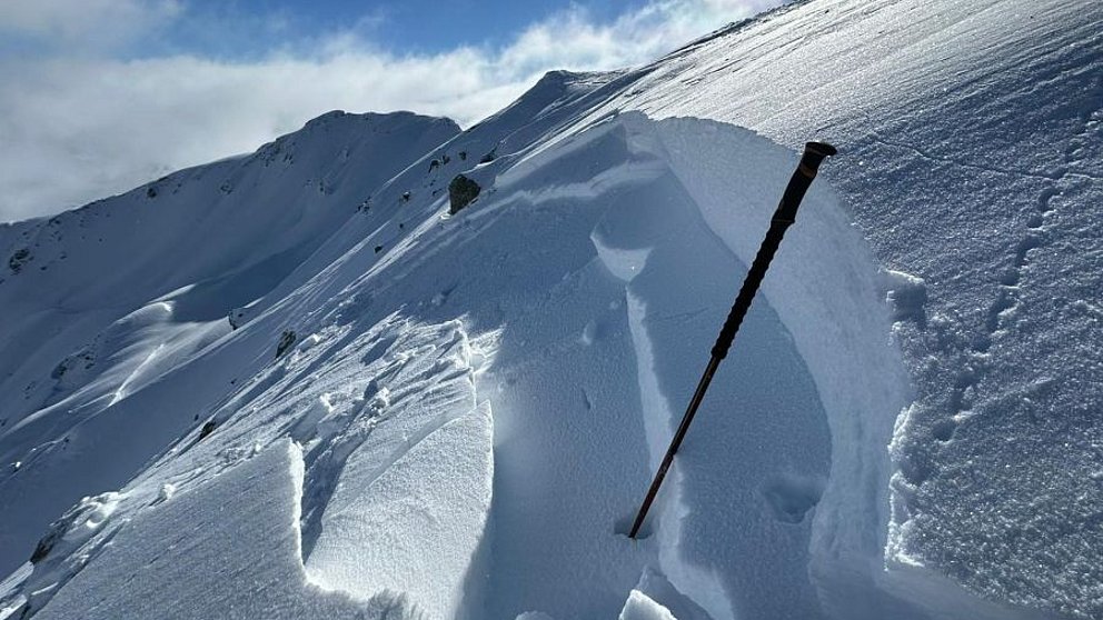 Contre toute attente, l'hiver est encore là : Beaucoup de neige fraîche, tempête et fort danger d'avalanches