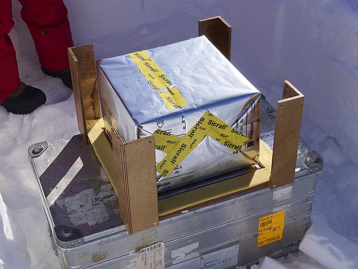 The snow block wrapped in foil. Although it is a very adhesive tape that sticks well even at −20°C, I have to store it in my warm jacket until shortly before application, apply it quickly and press it on briefly with bare hands. (Photo: Matthias Jaggi / SLF)