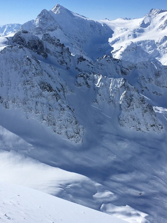 Diese grosse Schneebrettlawine in einem nordexponierten Hang unter dem Fünffingerstöck (auf ca. 2800 m, Innertkirchen, BE) löste sich am Mittwoch, 19.4 oder in der Nacht auf Donnerstag, 20.04 spontan. Die Schwachschicht befand sich innerhalb des gefallenen Neuschnees (Foto: M.Hepting).