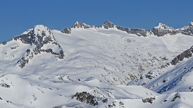 Abbildung 6: Etwa 1 km breite Lawine an der Ostflanke der Gärstenhörner. Die Lawine ging mutmasslich am Donnerstag, 09. oder am Freitag 10.03. spontan ab. Das Anrissgebiet lag auf rund 3000 m und war über weite Strecken weniger steil als 30°, allerdings durchsetzt mit einigen sehr steilen Flächen (Foto: G. Müller, 14.03.2017). 